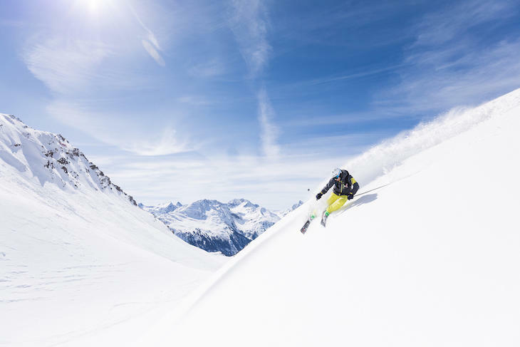Skifahrer beim Tiefschneefahren am Arlberg. 